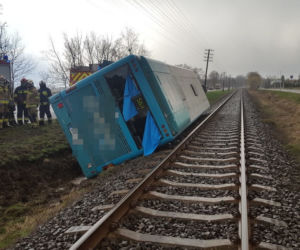 Autobus leżał przy torach! Groza w Papowie Toruńskim