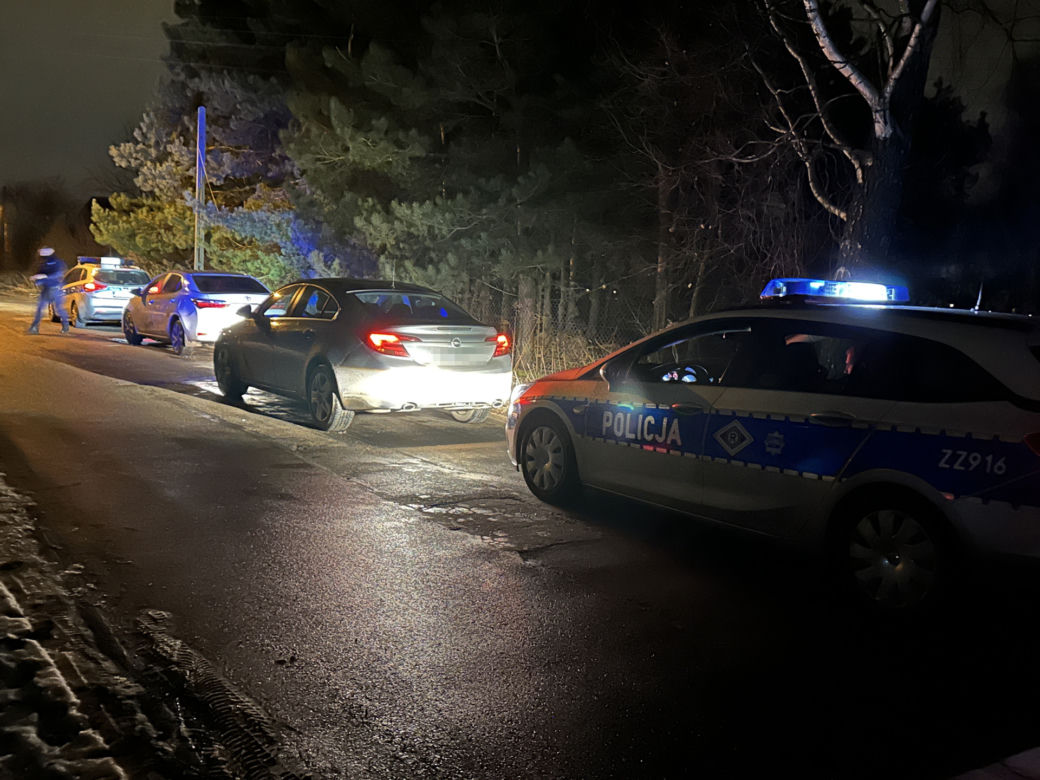 Pościg za kradzioną toyotą przez 5 powiatów! Złodzieje porzucili auto i uciekli w las. Trwa obława