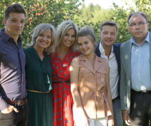 M jak miłość, odcinek 1411: Julka (Joanna Kuberska), Paweł (Rafał Mroczek), Jarek (Konrad Korkosiński), Kryszak (Bogdan Kalus), mama Julki (Małgorzata Bogdańska), Jagoda (Aleksandra Boroń), Jasiek (Krzyś Podemski)
