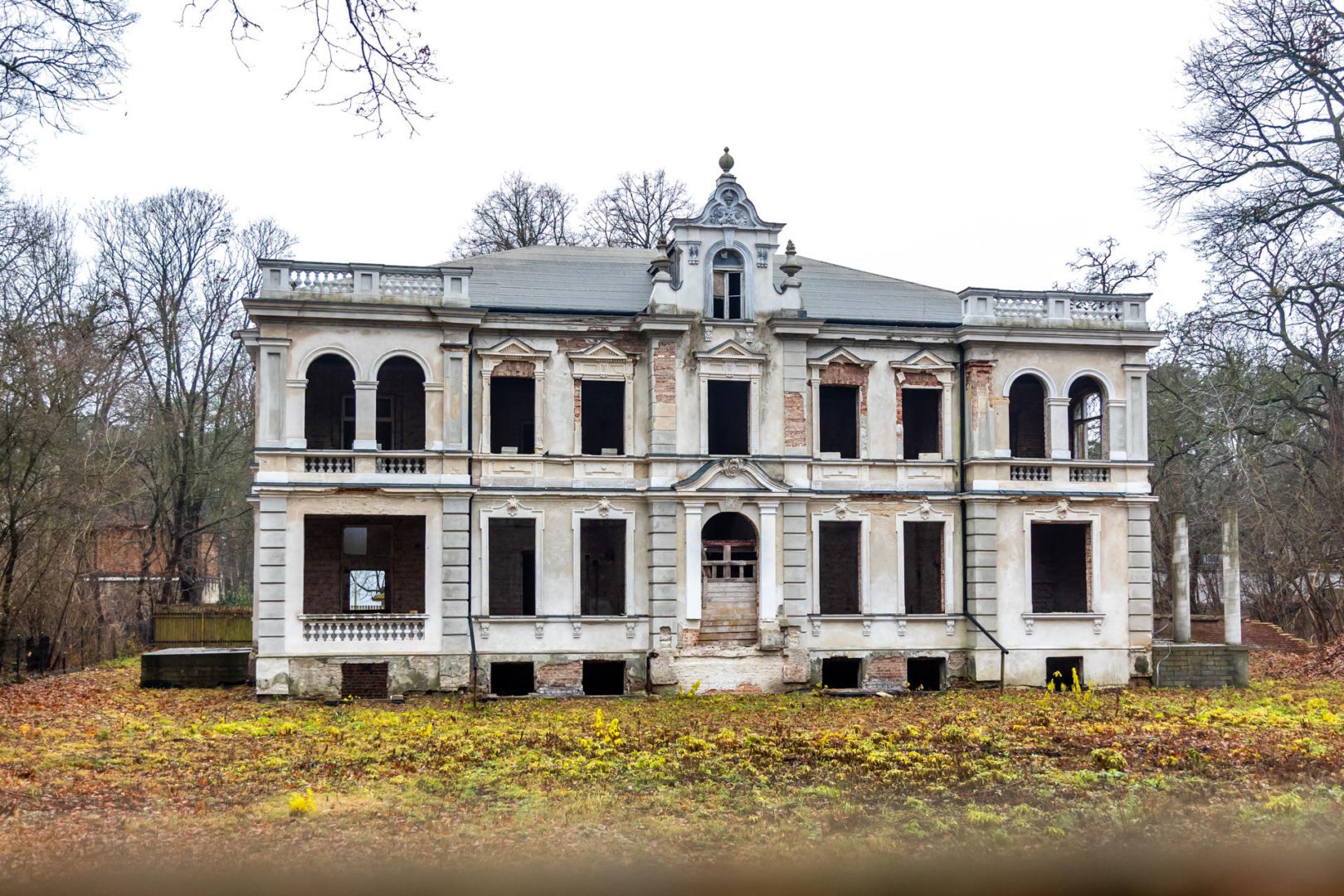 Opuszczona willa w Konstancinie