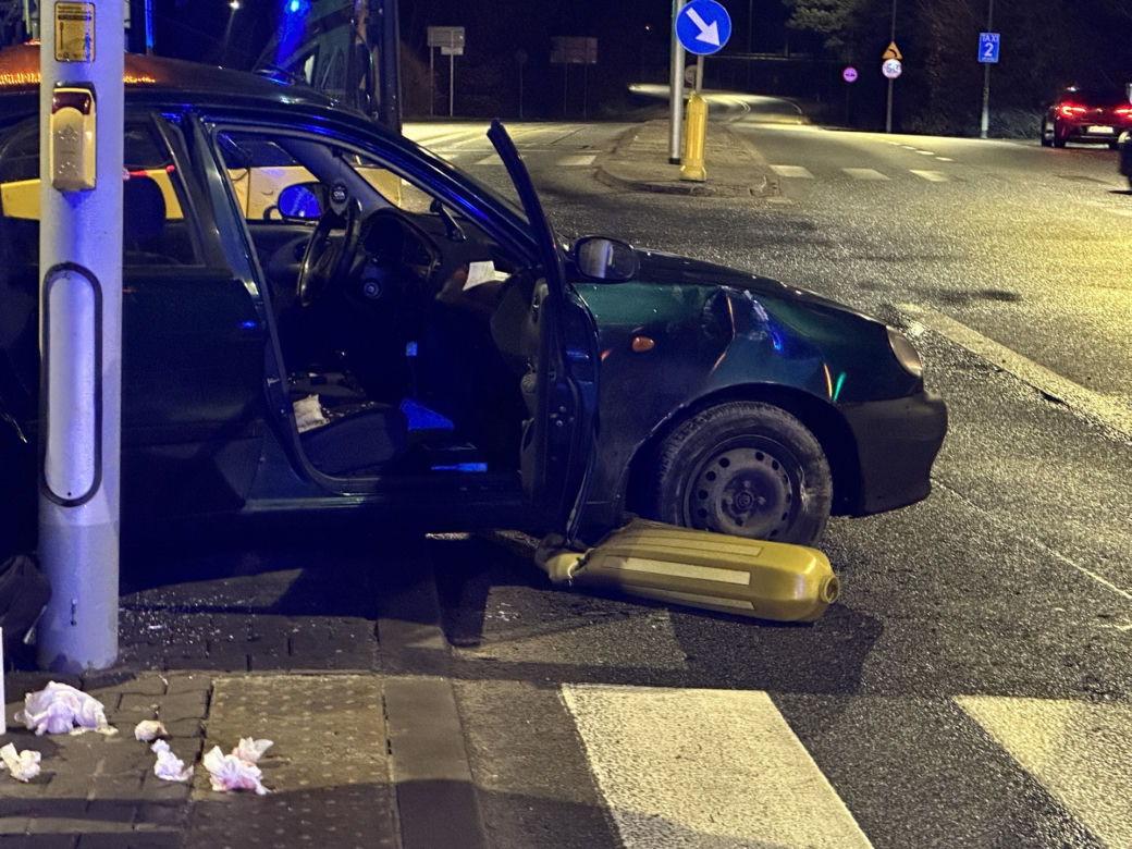 Autobus przeciągnął Lanosa kilkadziesiąt metrów. Poważny wypadek na Białołęce