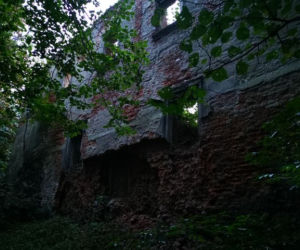 MROCZNY dwór w Małopolsce. TAJEMNICZE ruiny zamieszkują duchy? Sprawdź [ZDJĘCIA]