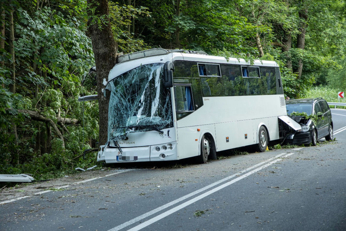 Autokar uderzył w drzewo na drodze w Przełęczy Kowrarskiej 