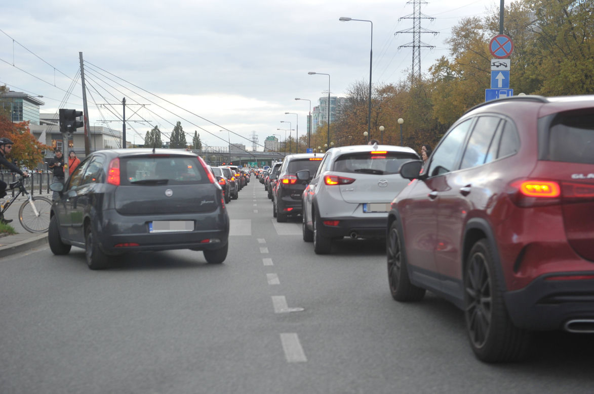 8 kilometrów w 48 minut. Tyle zajęło nam wyjechanie z Mokotowa