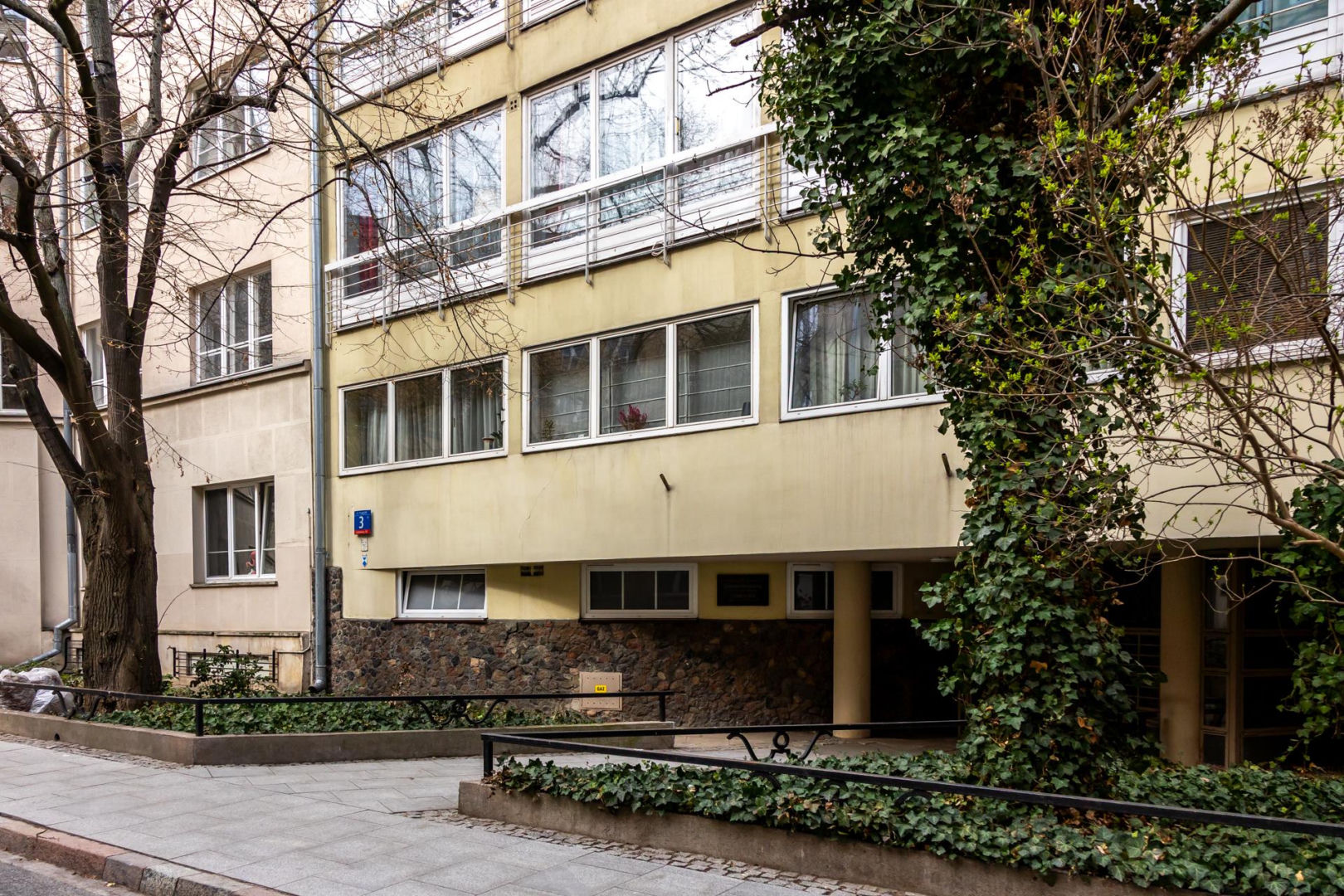 Dom Pod Żaglem na Alei Przyjaciół w Warszawie