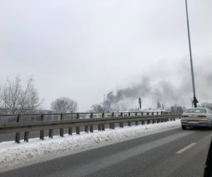 Pożar na Bałutach! Ogień w hali, w której składują podpałkę do grilla!