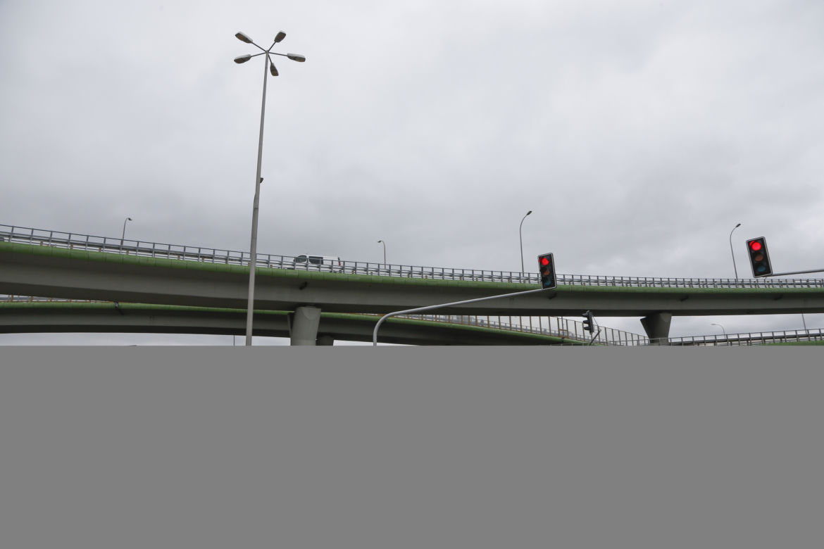 motocyklista na dostawczaku - estakada do wisłostrady zablokowana