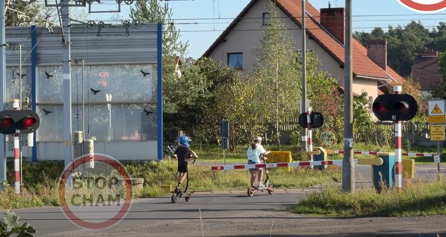 Dzieci na hulajnogach ominęły rogatki. Chwilę później przejechał pociąg [WIDEO]