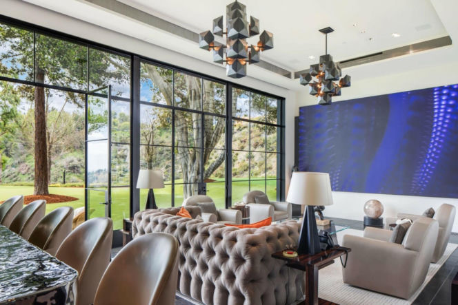 Adele kupiła willę słynnego reżysera. Teraz zrównała ją z ziemią!