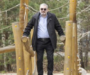 Karol Karski w lesie