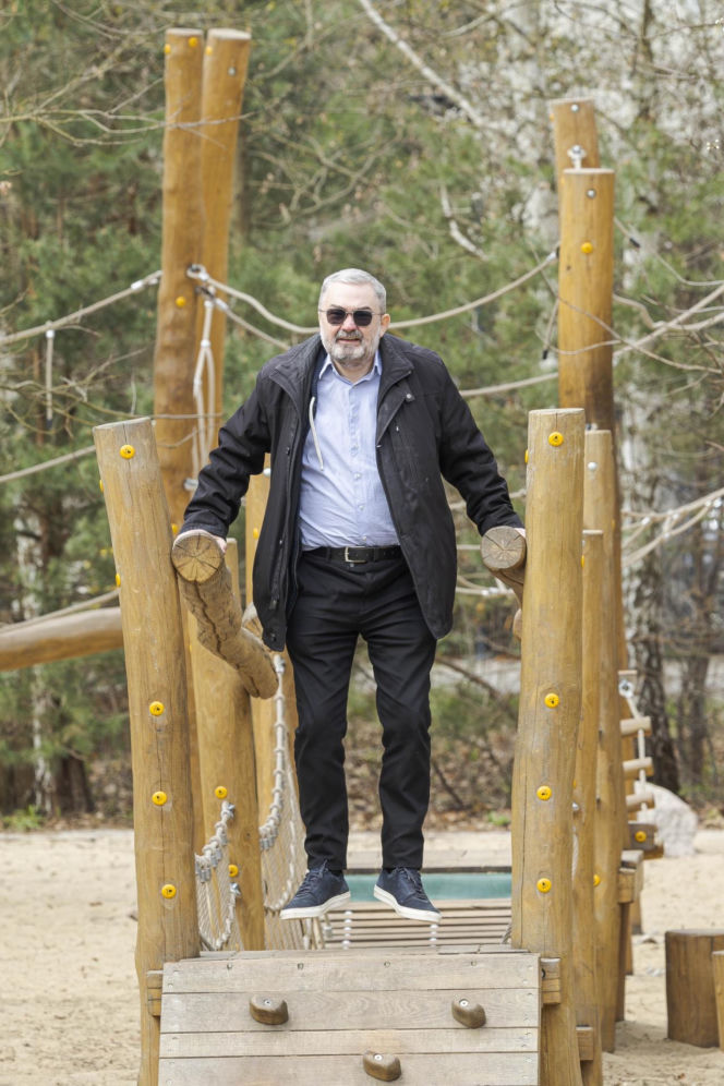 Karol Karski w lesie