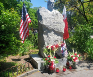 Polonia przeciwko złu pod pomnikiem