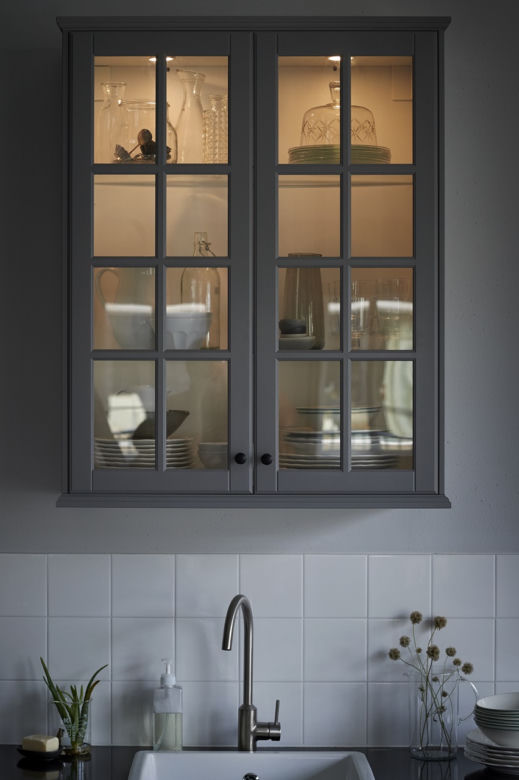 Podświetlona witryna w małej kuchni IKEA