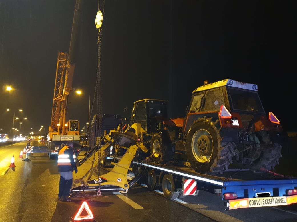 Tir zniszczył wiadukt na A2