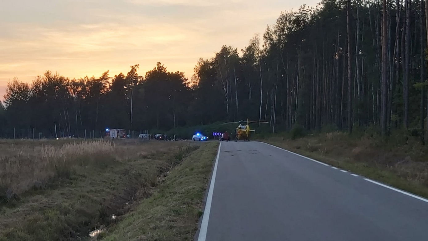 Do wypadku motocyklisty doszło na drodze serwisowej wzdłuż autostrady