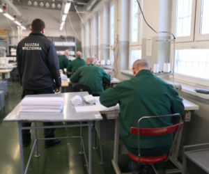 Koronawirus na Śląsku. Więźniowie z Raciborza szyją maseczki! 