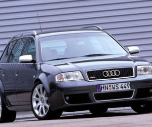 Rozbił mocne Audi RS6 Avant na płocie