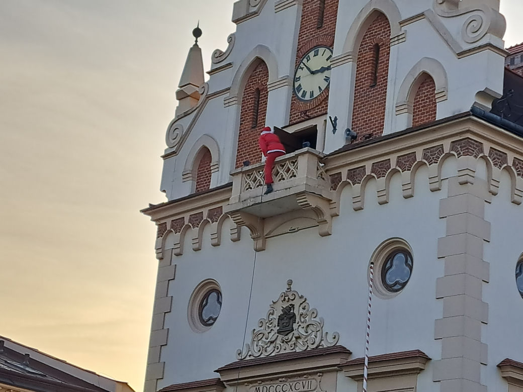 Parada Św. Mikołaja w Rzeszowie. Tłumy dzieci na spotkaniu ze Świętym na Rynku