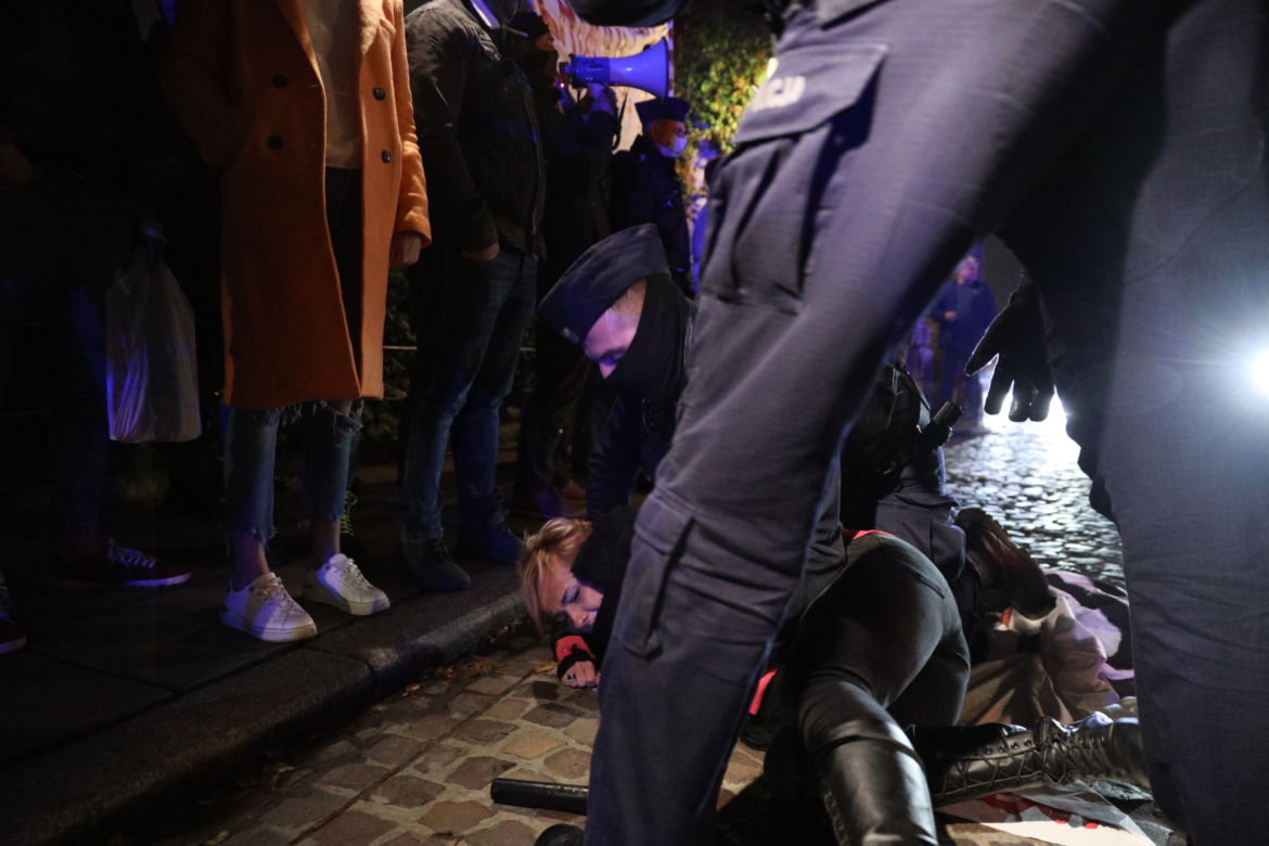 Protesty i aresztowania przed Wawelem podczas wizyty Jarosława Kaczyńskiego
