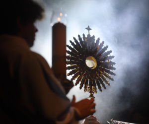 Kard. Grzegorz Ryś podczas uwielbienia „Jestem”: Eucharystia uzdalnia nas do miłości
