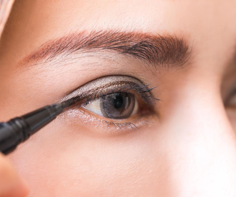 Kreska znika po otwarciu oka? Zastosuj trik skrzydła nietoperza, a natychmiast podkreślisz spojrzenie