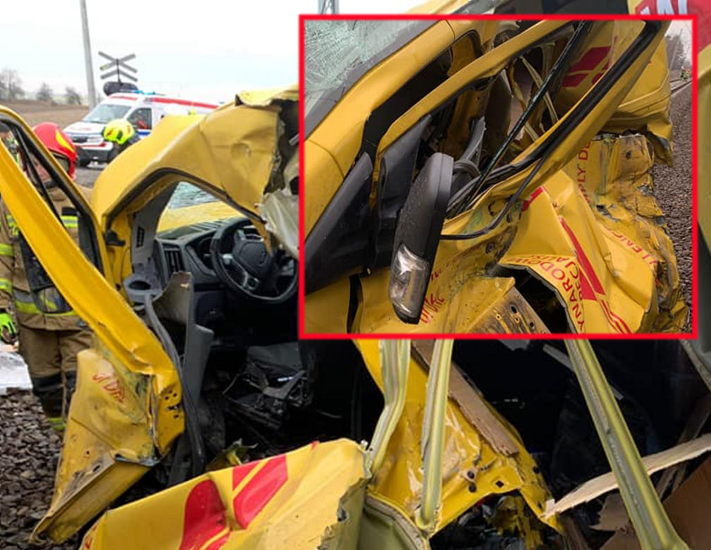 Koszmarny wypadek na przejeździe kolejowym! Kurier DHL wjechał prosto pod pociąg [ZDJĘCIA]