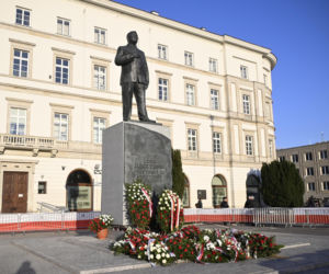 Piotr Gliński składa kwiaty w rocznicę katastrofy smoleńskiej