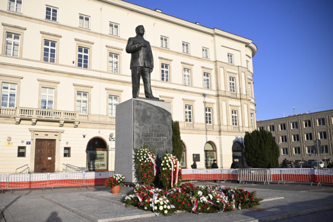 Piotr Gliński składa kwiaty w rocznicę katastrofy smoleńskiej