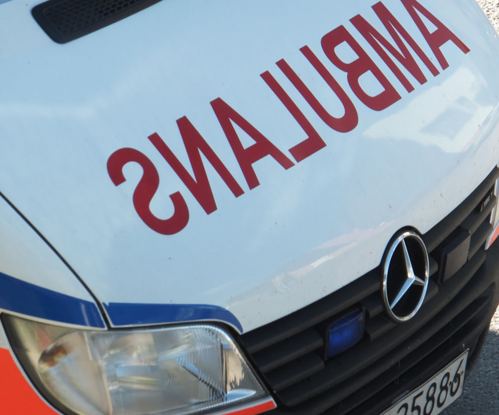 Wypadek w Fastach. Pijany pieszy potrącony przez volvo. 29-latek w szpitalu
