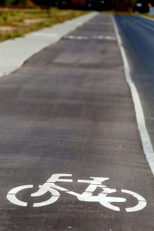 Droga dla rowerów, po której nie da się jeździć!? Kuriozalna sytuacja pod Warszawą