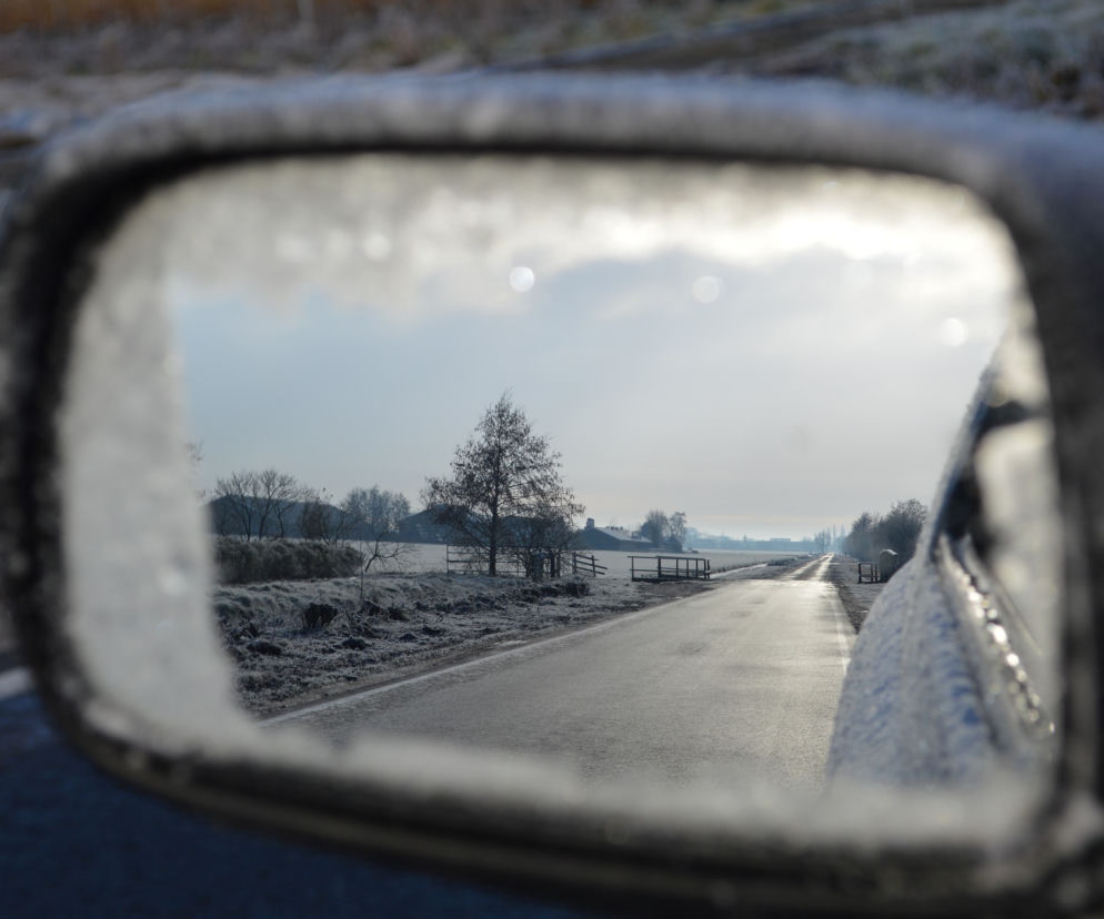Deszcz ze śniegiem na Warmii i Mazurach. Będzie bardzo ślisko