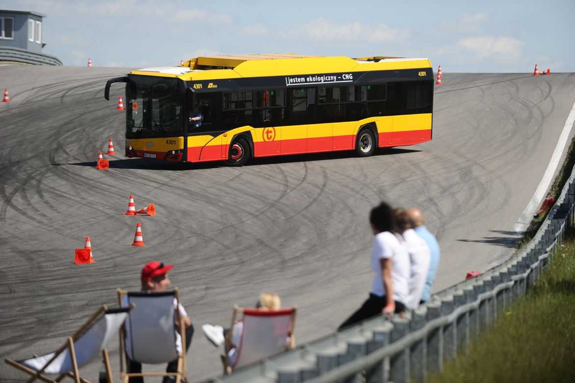 Pachołki latały jak kręgle. Tak wyglądały mistrzostwa kierowców autobusów 