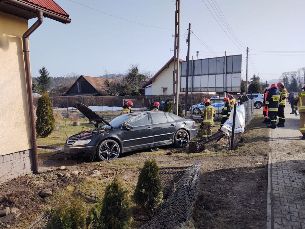 Nowy Sącz. WYPADEK na ul. Nawojowskiej. Samochód wpadł na cudzą posesję