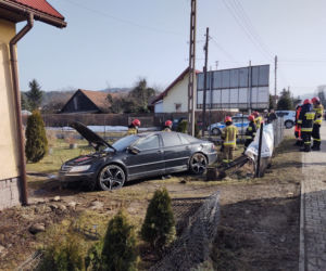 Nowy Sącz. WYPADEK na ul. Nawojowskiej. Samochód wpadł na cudzą posesję