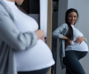 Bezpieczne wyjście na imprezę w ciąży. Jak spędzić sylwestra czy wesele będąc w ciąży?