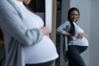 Bezpieczne wyjście na imprezę w ciąży. Jak spędzić sylwestra czy wesele będąc w ciąży?
