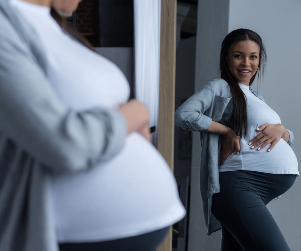 Bezpieczne wyjście na imprezę w ciąży. Jak spędzić sylwestra czy wesele będąc w ciąży?