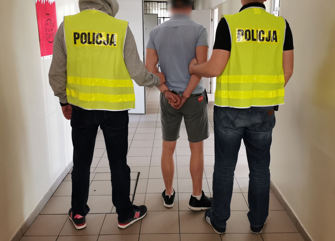 Białystok. Policja WKROCZYŁA do mieszkania. Narkotyki w pluszowym misiu i w bieliźnie 23-latki