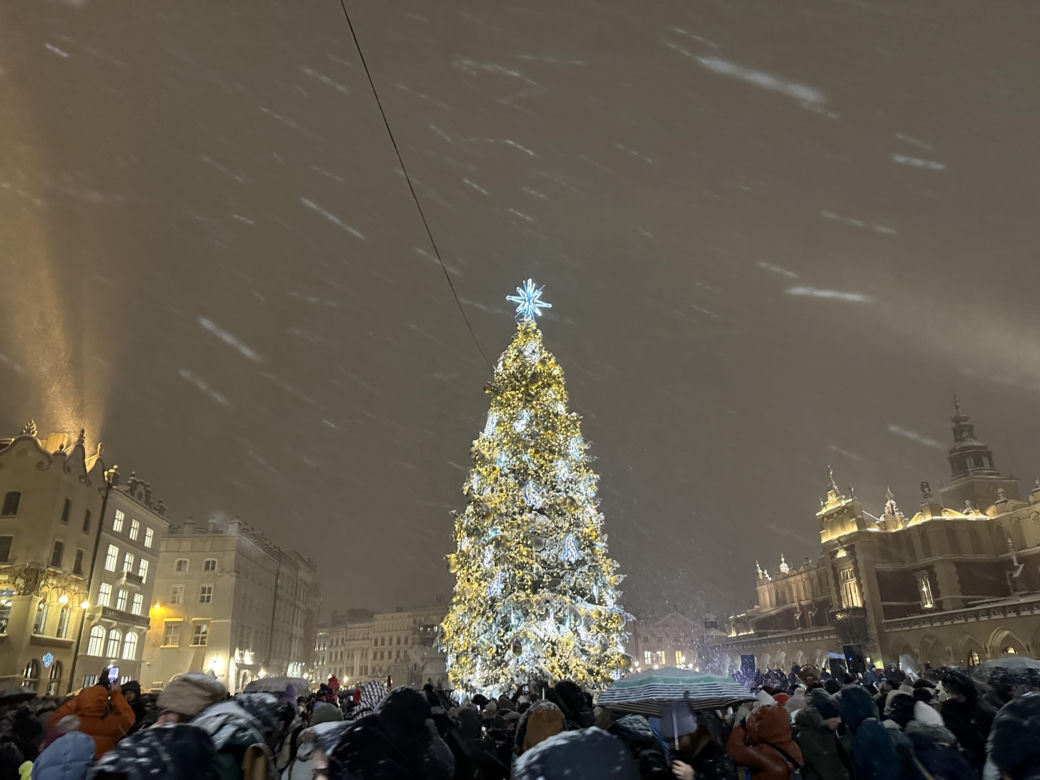 Choinka rozbłysła na Rynku Głównym. Tak wygląda Kraków w zimowej scenerii! 