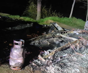 Pożar przyczepy kempingowej i samochodu w powiecie gostyńskim