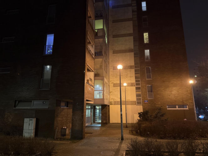 Bójka na Targówku zakończona tragedią. Jeden z mężczyzn spadł z pierwszego piętra. Nie żyje