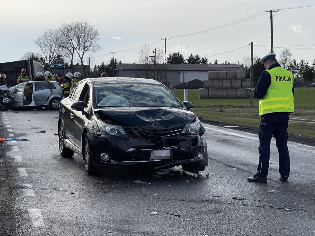 Potężny karambol trzech osobówek i ciężarówki. Do szpitala trafiło pięć osób