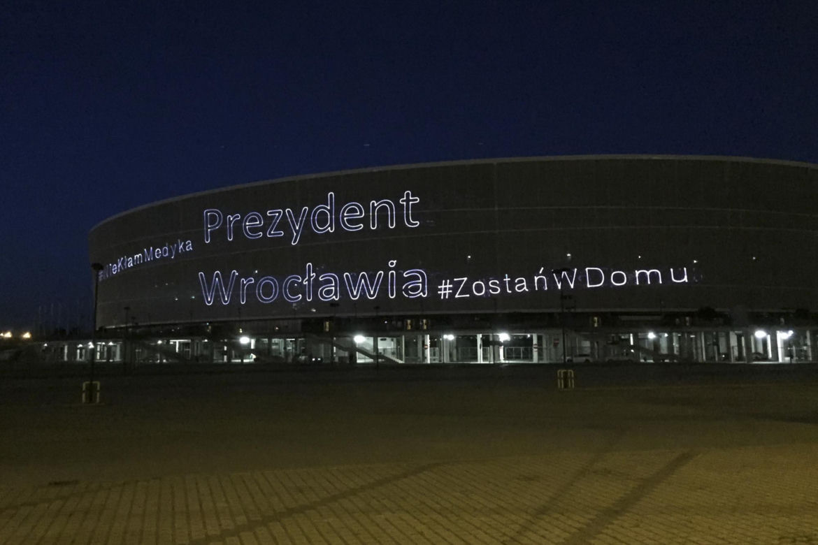 Laserowy pokaz na Stadionie Wrocław. To podziękowania dla medyków!
