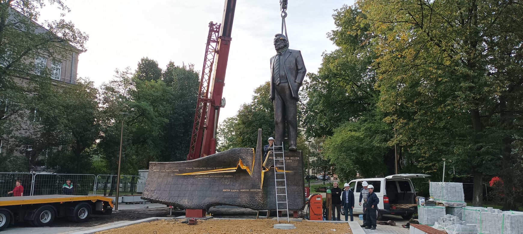 Zabrze: Stawiają pomnik Zbigniewa Religi ZDJĘCIA