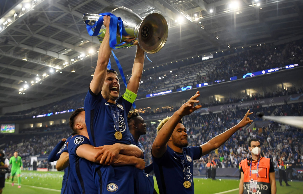 Piłkarze i kibice Chelsea Londyn świętują wygranie Ligi Mistrzów po zwycięstwie w finale 1:0 z Manchesterem City 