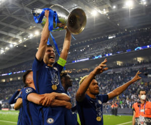 Piłkarze i kibice Chelsea Londyn świętują wygranie Ligi Mistrzów po zwycięstwie w finale 1:0 z Manchesterem City 