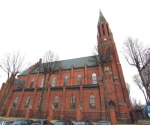 To najpiękniejsze miasteczko województwa łódzkiego. Leży nad jedną z najdłuższych rzek w Polsce