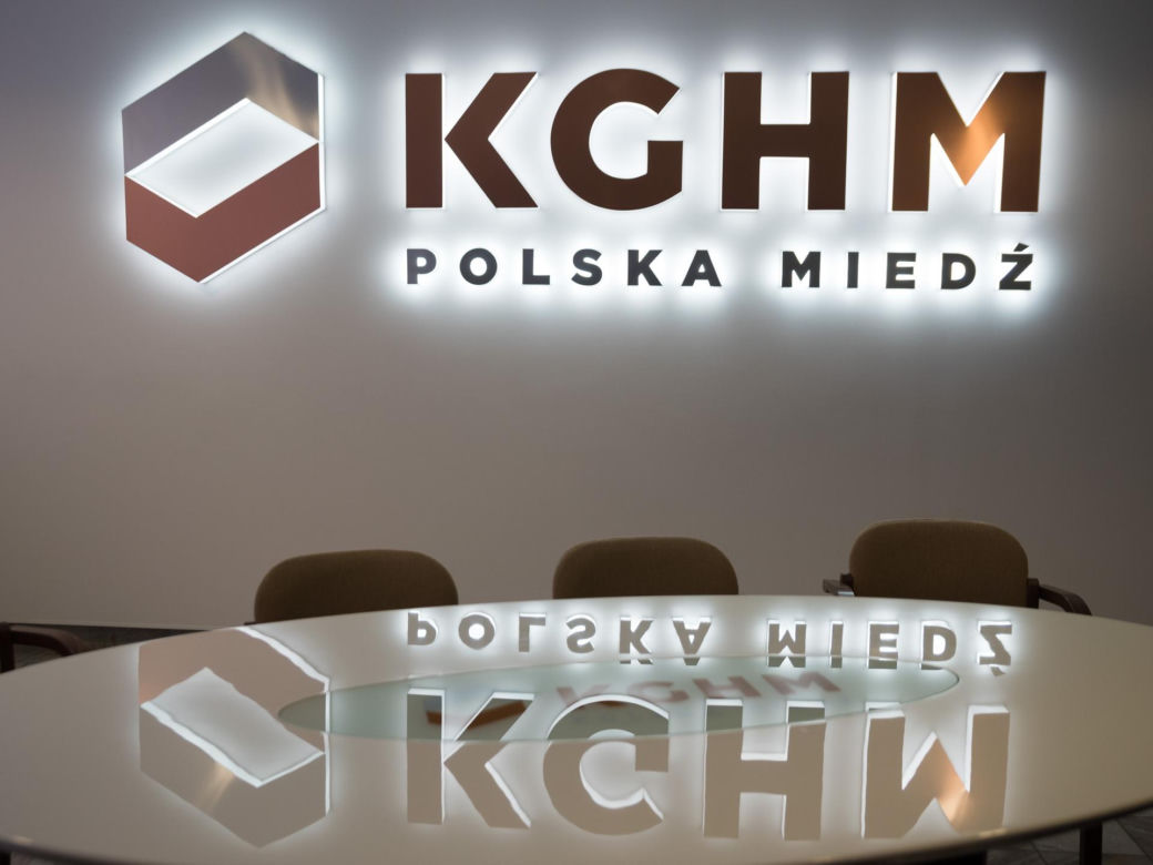 KGHM (w Polsce) – koszty pracownicze wyniosły 6291 mln zł (wzrost o 6,9 proc.), średnia płaca brutto 22 994 zł (wzrost o 6,7 proc. rdr), a koszty pracownicze stanowiły 21,7 proc. kosztów ogółem.