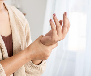 Zmęczenie, skurcze i problemy ze snem mogą mieć wspólne źródło. Chodzi o niski poziom tego pierwiastka