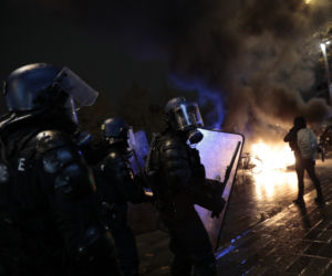 Francja płonie! Wielki atak na policję, dziesiątki rannych